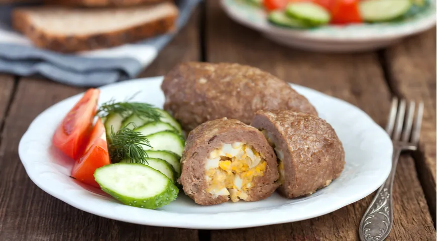 Зразы из рубленого мяса с яйцом и жареным луком — классика советской кухни