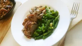 Жареная свиная вырезка с фасолью и грибным соусом