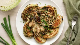 Запеченная капуста с грибами и мисо-соусом