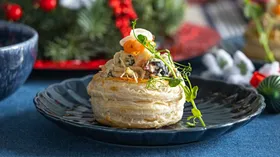 Волованы из слоеного теста с морским жюльеном