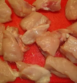 Филе курицы для паэльи нарезаем кусочками