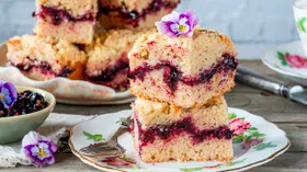 Пирог на молоке с вареньем