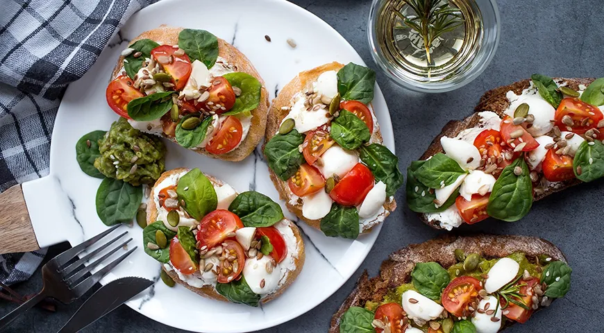 Молодой шпинат идеален для употребления в сыром виде: у него тонкие стебли, которые не требуют удаления