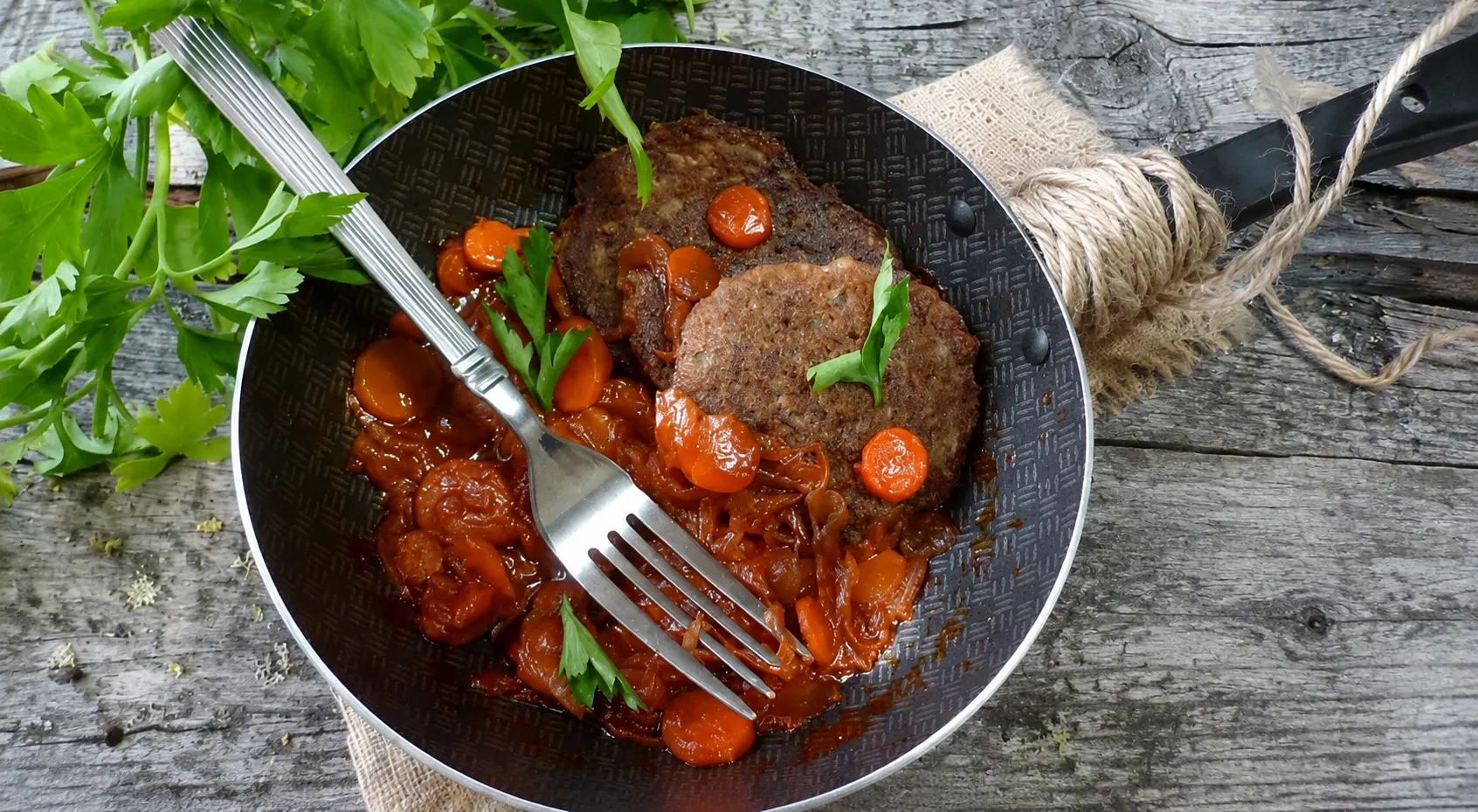 Баклажанные оладьи с овощным соусом