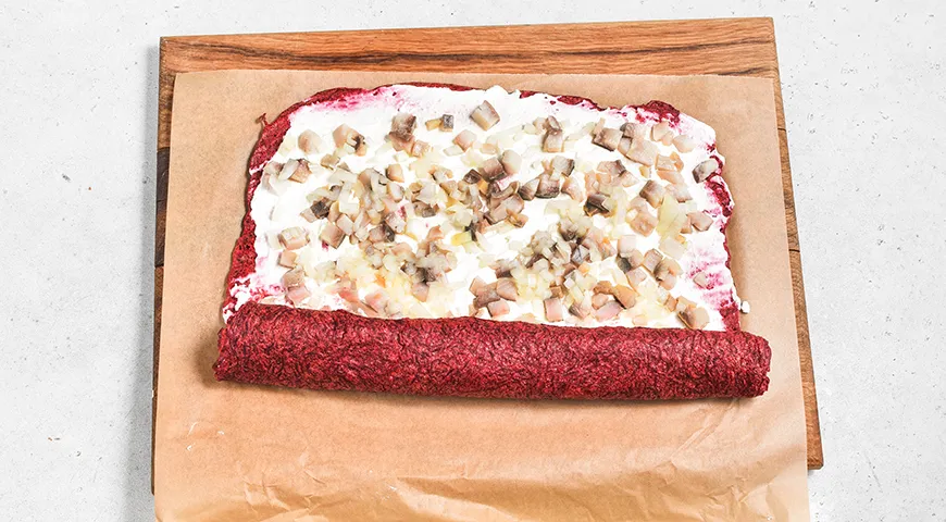 Свекольный рулет с сельдью и творожным сыром
