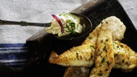 Рыба со свекольным салатом и творожным соусом