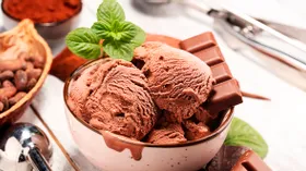 Феерия вкусов: с чем можно сочетать шоколадное мороженое