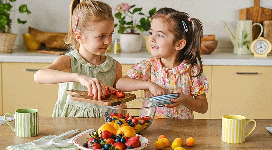 Фруктовый салат с бисквитом и мороженым