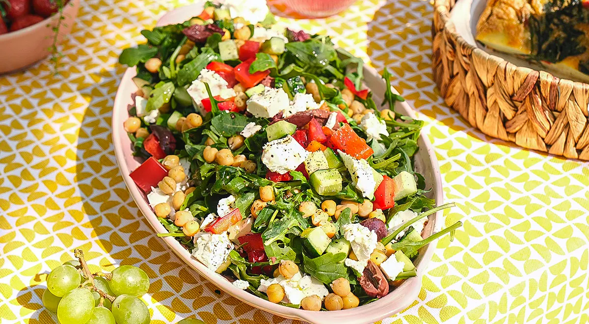 Рецепт салата с нутом, огурцом, фетой и оливками Каламата 