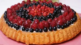 Пирог с ягодами и творожным кремом