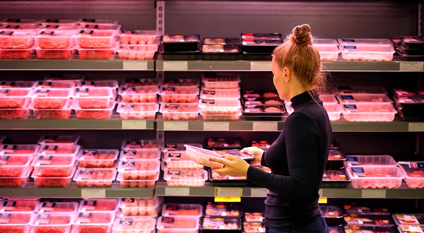 Свежий курино-свиной фарш — розовый, однородный, без лишней влаги и посторонних запахов