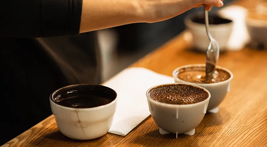 Плотную «шапку» на поверхности кофе из кофейной гущи и масел часто называют «коркой»