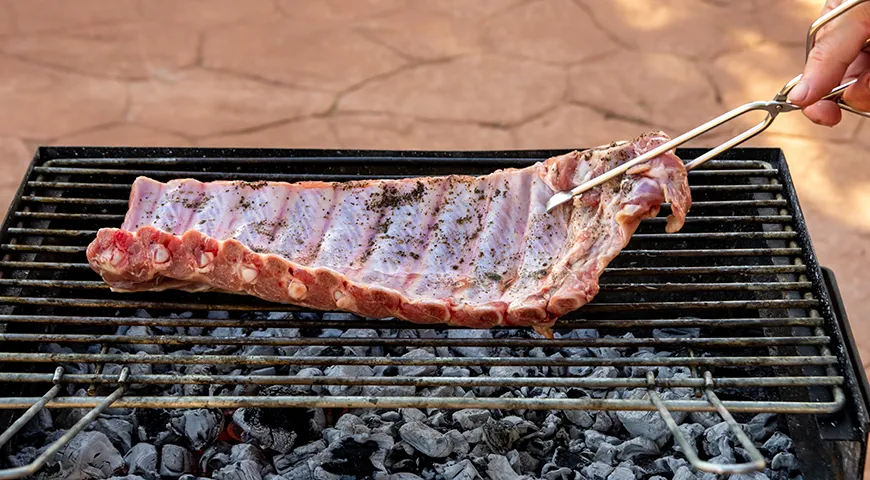 Первые 1,5 часа мясо активно впитывает дым, затем начинается стадия размягчения соединительных тканей