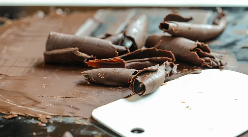 Скребком необходимо вести от себя под углом 45°, как будто срезаете стружку