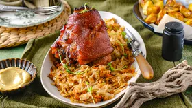 Свиная рулька в темном пиве с квашеной капустой