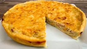 Луковый пирог с беконом