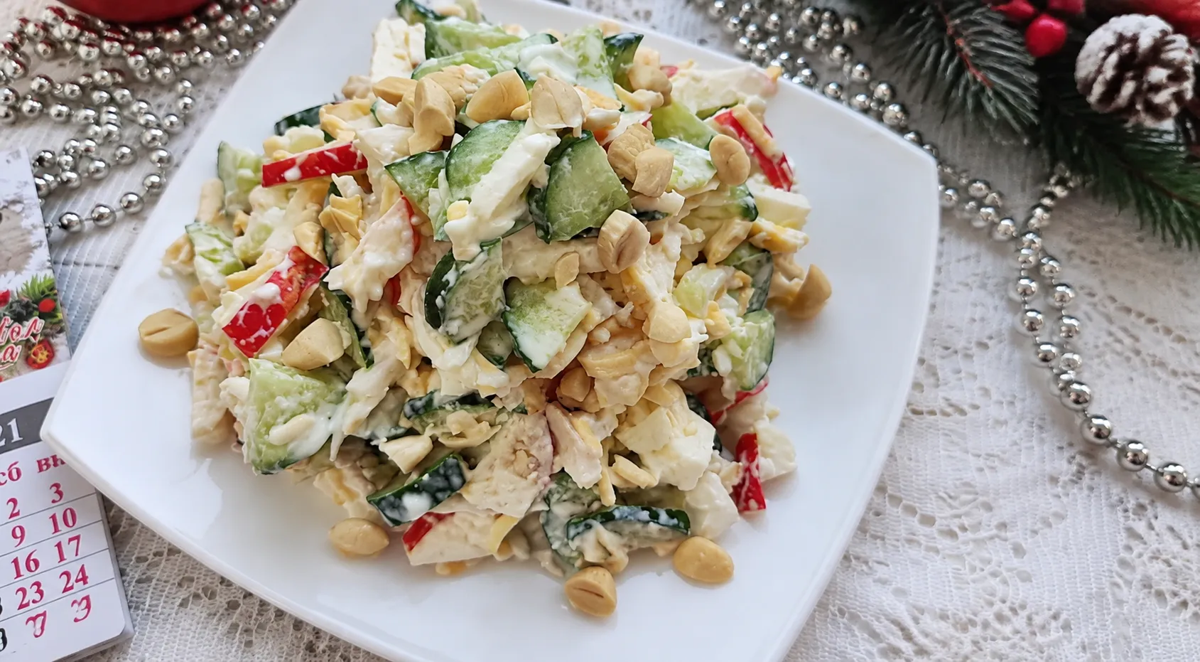 Салат с миндалём, огурцами и яблоками