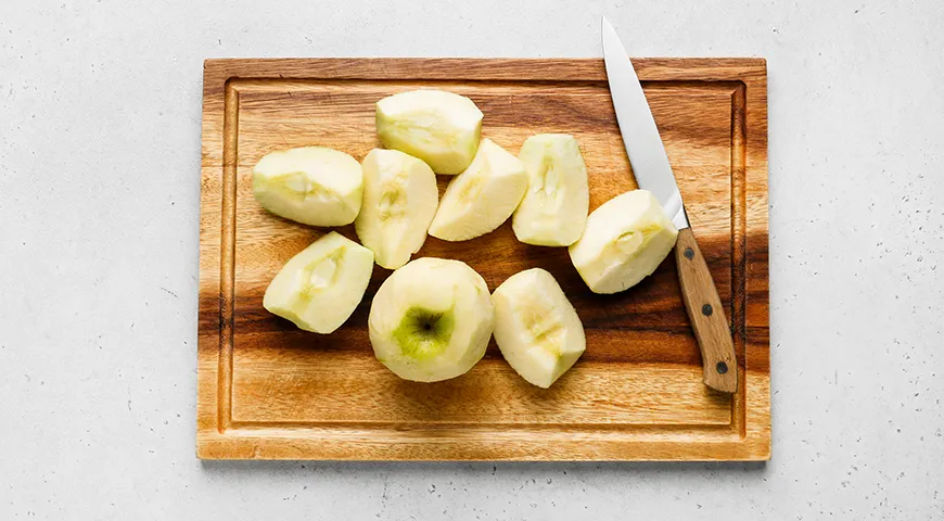 Сладкие булочки с яблоками и корицей