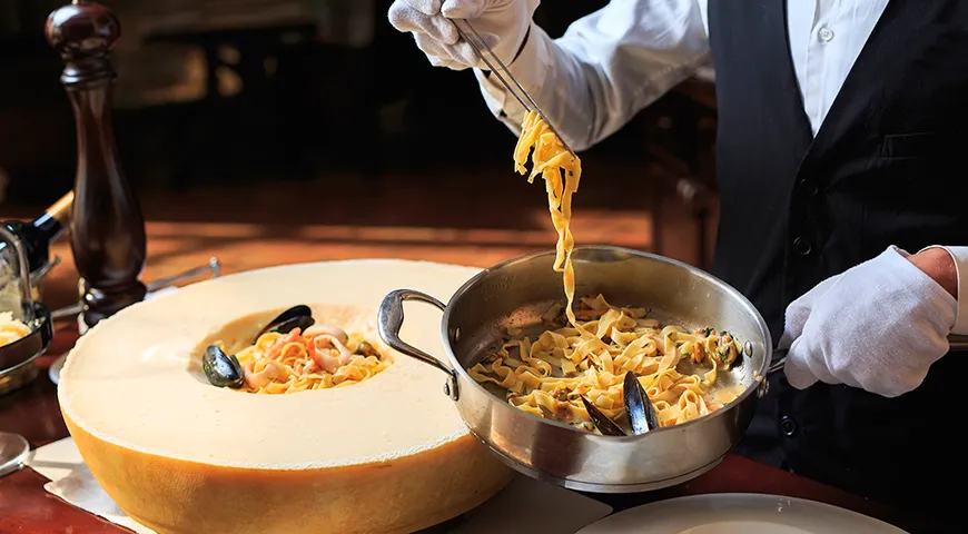 Одна из популярных технологий приготовления макарон — «паста в головке сыра» (pasta alla ruota)