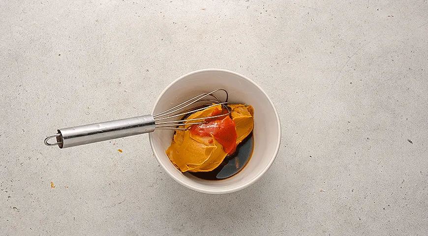 Рулетики из пекинской капустой с курицей и арахисовым соусом