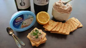 Рийет из тунца на крекере