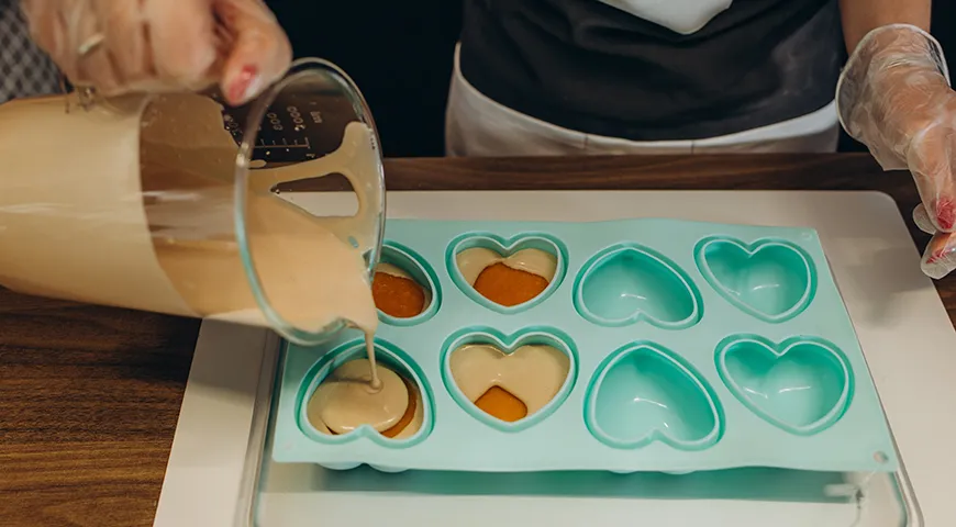 Когда масса для мусса готова, ее разливают по формочкам и убирают в холодильник минимум на 3–4 часа