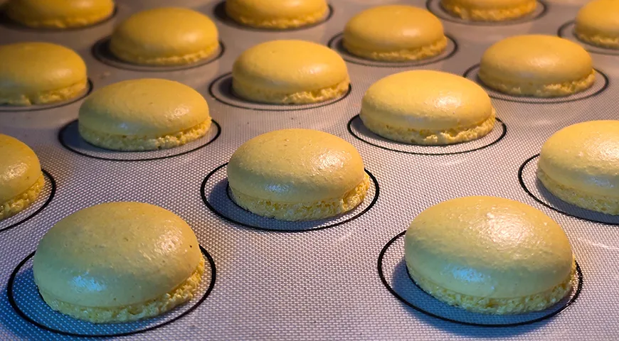 Чтобы макарон получились одинакового размера, используйте трафарет