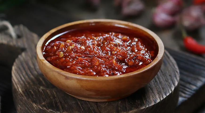 Азиатские чесночные соусы обычно очень острые, так как их основной ингредиент — перец чили