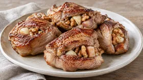 Мясные кусочки, фаршированные орехами и чесноком
