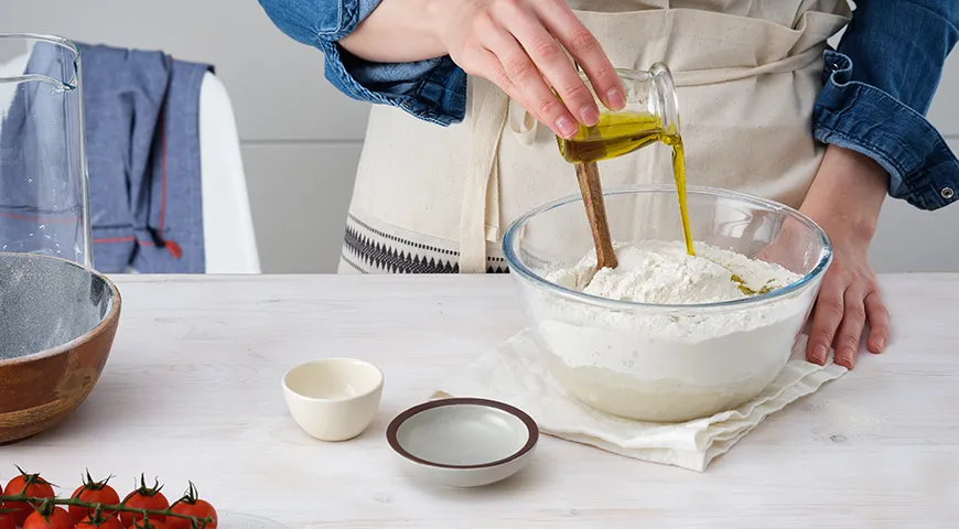 Оливковое масло нужно для придания тесту аромата и пластичности