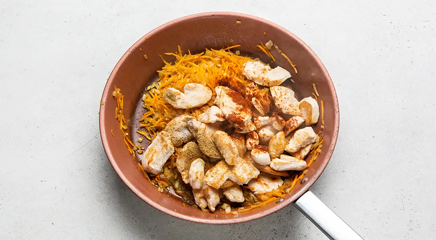 Куриное филе со сметаной и морковкой на сковороде