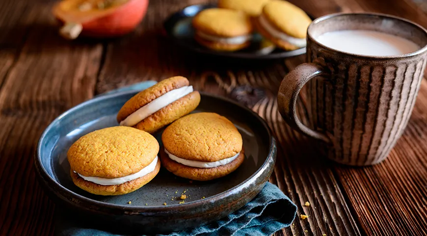 Одно из старинных применений овсяного печенья — изготовление «сэндвичей» на десерт