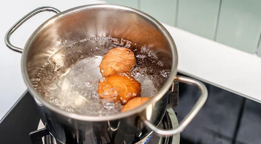 Яйцо в мешочек готовится 5–6 минут в бурлящей воде