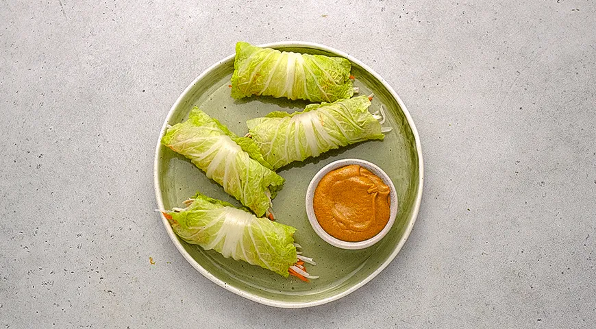 Рулетики из пекинской капустой с курицей и арахисовым соусом