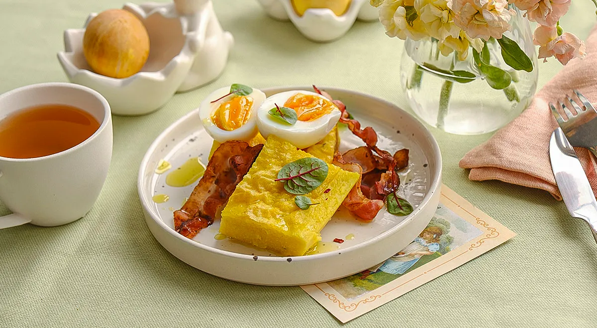 Полента с беконом и яйцами