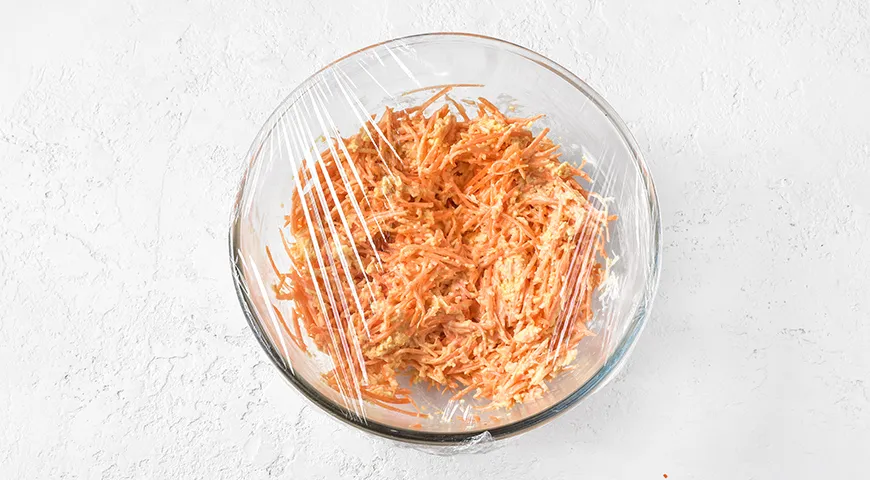 Салат из свежей моркови с колбасным сыром и чесноком