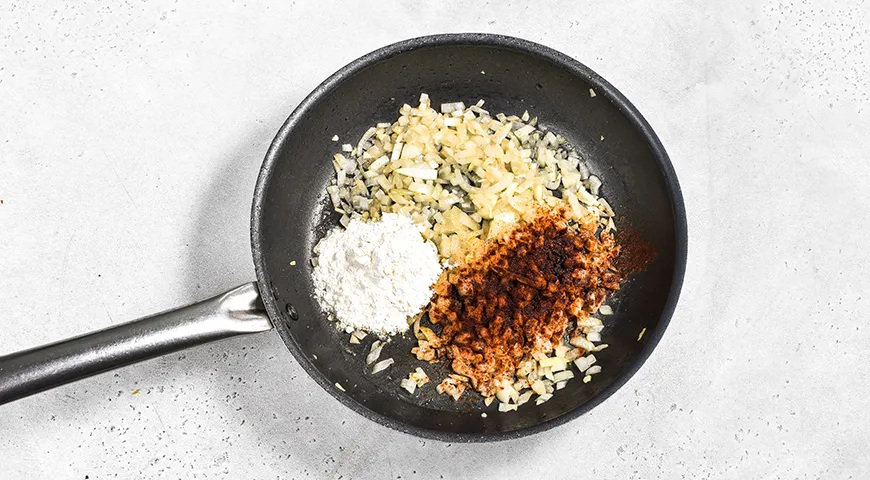 Куриные ножки в томатно-сметанном соусе на сковороде