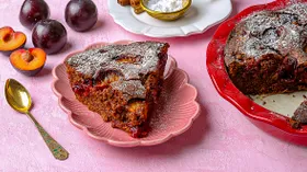 Шарлотка с какао и сливами