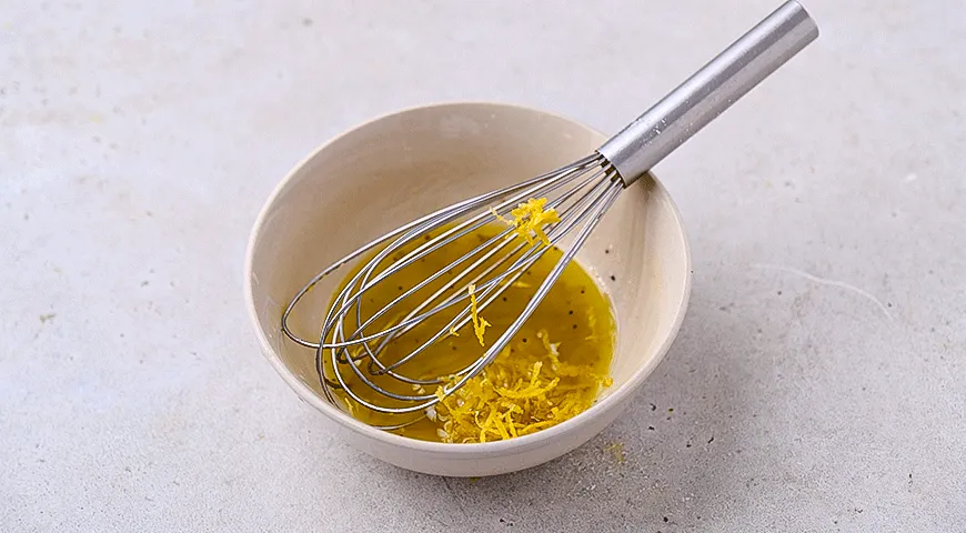 Салат с жареным козьим сыром