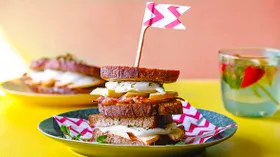 Сэндвич с яблоком и беконом на гриле