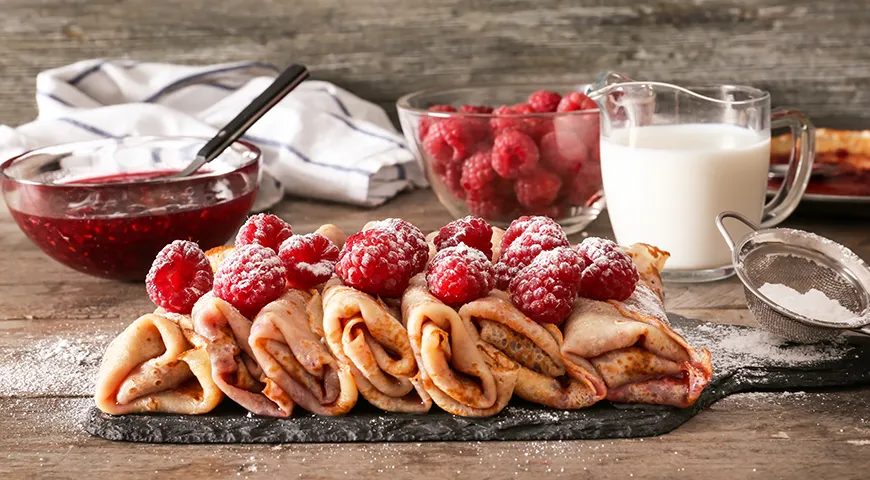 Тонкие блины можно сочетать с самыми разными начинками: сладкими, солеными, сытными или более легкими