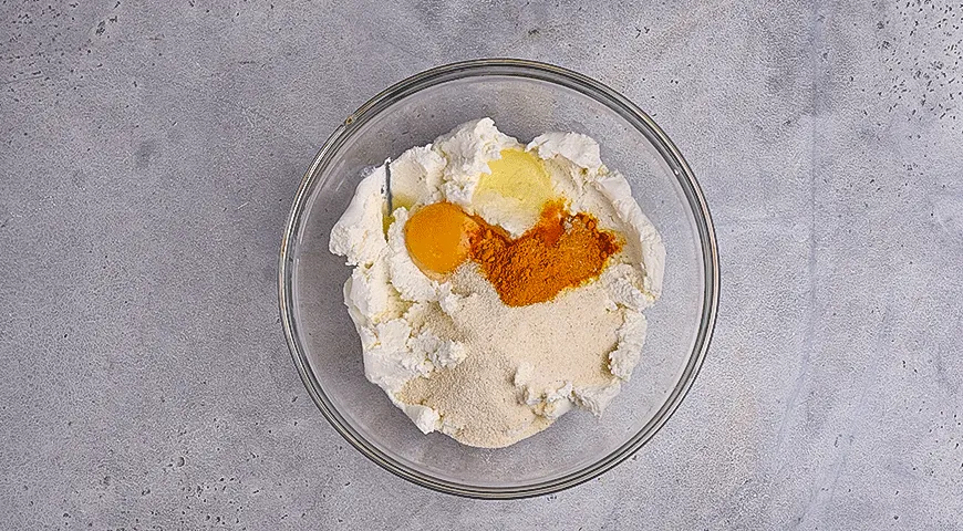 Несладкие сырники с соусом из запеченных овощей