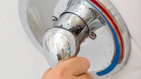 Почему ледяной душ в жару — плохая идея: объяснила врач