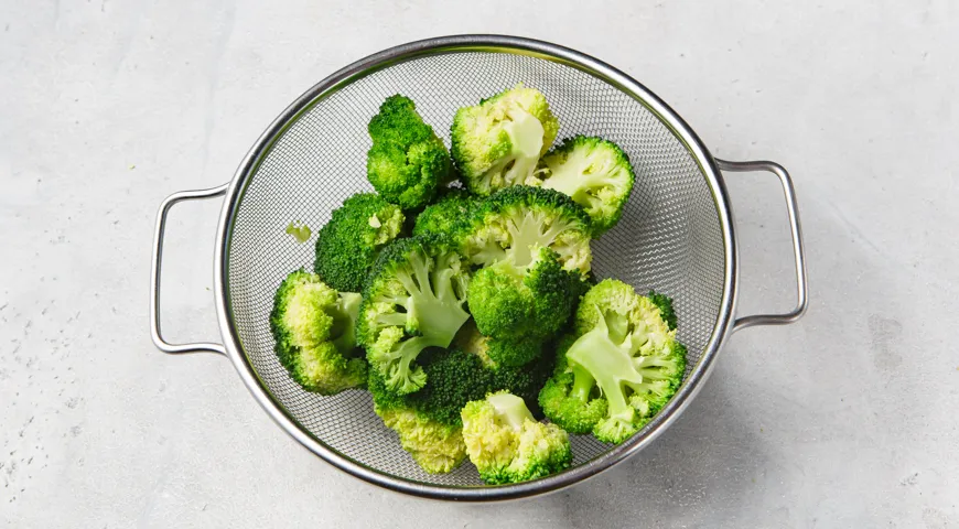 Брокколи с яйцом и сыром на сковороде