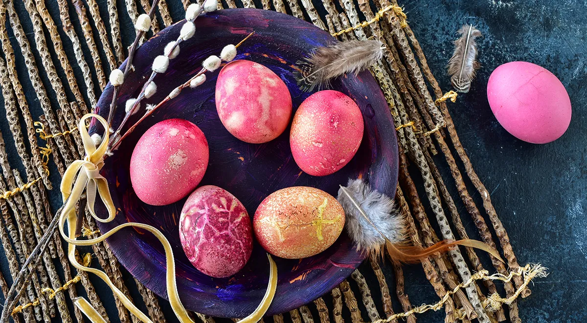 Как красить яйца свеклой на Пасху