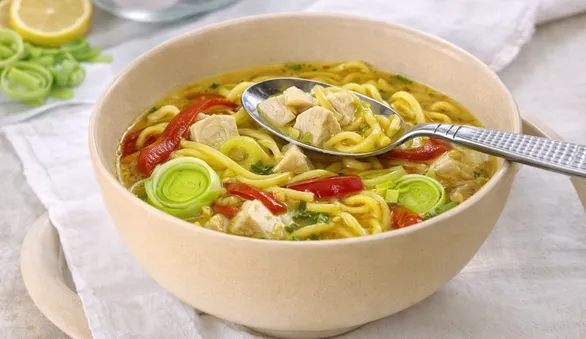 Лапша с карри, пореем и курицей