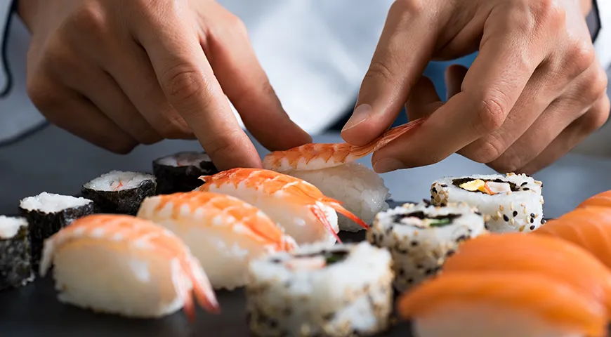 Изначально суши были комочками риса и долькой рыбы, в таком виде они существовали со второго века до н.э.