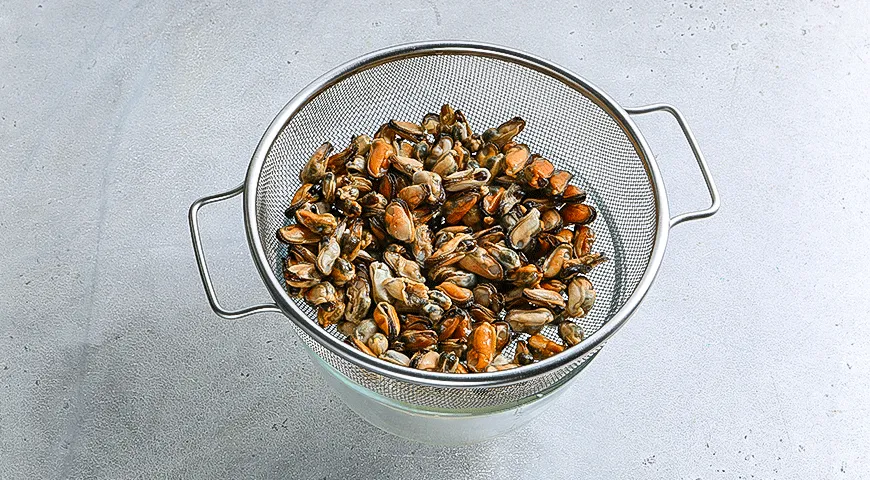 Салат из мидий с фунчозой