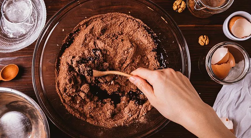 Для шоколадных пирогов отлично подойдет и обычный, и темный какао-порошок. А шоколад лучше взять темный, с содержанием какао 60–70%, но не более