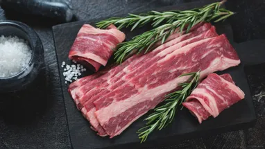 Говяжий бекон: как его делают, чем отличается от свиного и почему стал таким популярным — отвечает профессиональный мясник
